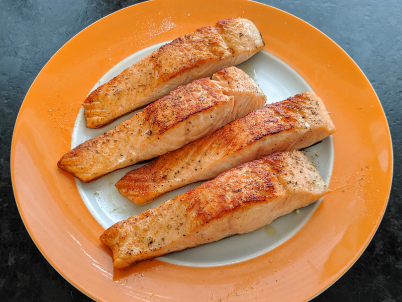 Pan Seared Salmon with Lemon Garlic Cream Sauce | DataYourEat